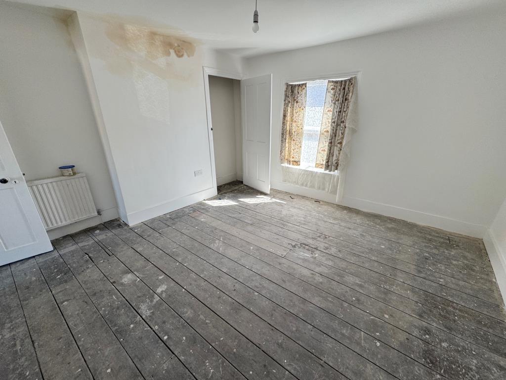 Lot: 120 - FOUR STOREY HOUSE FOR IMPROVEMENT - Bedroom 2